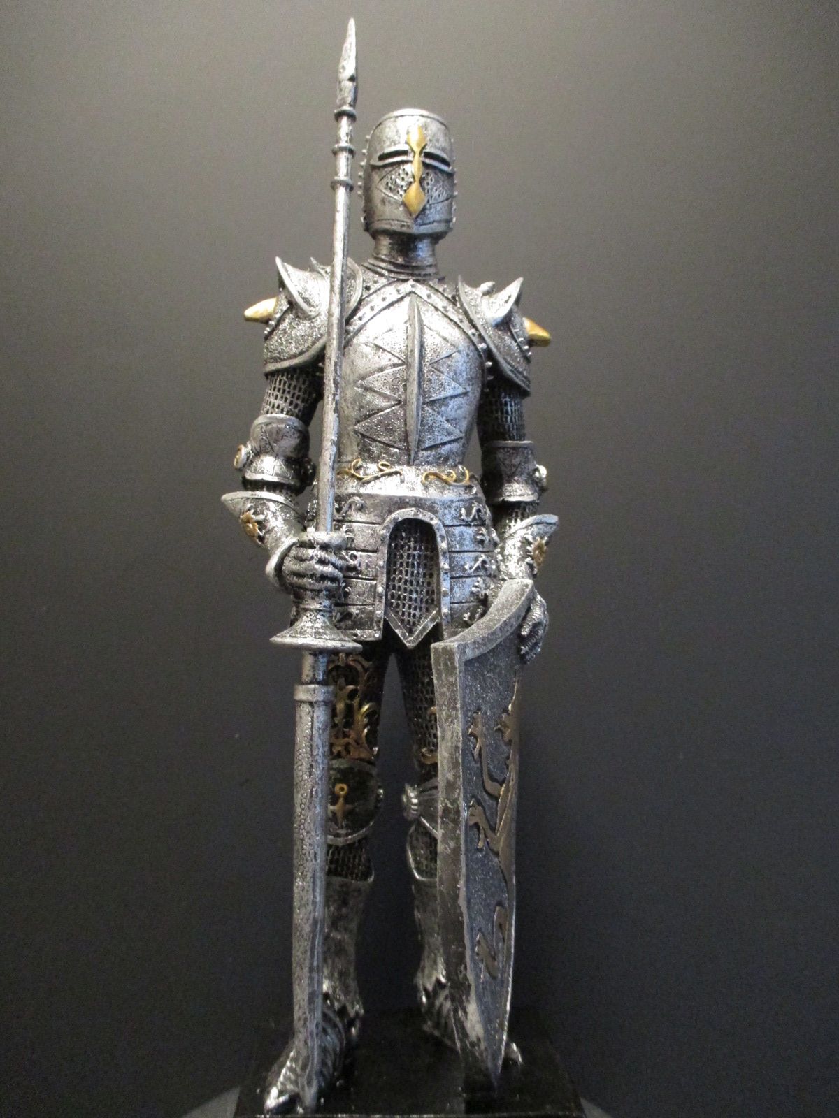 Ritter Mittelalter stehend mit Schwert Schild Poly Figur 29 cm NEW 