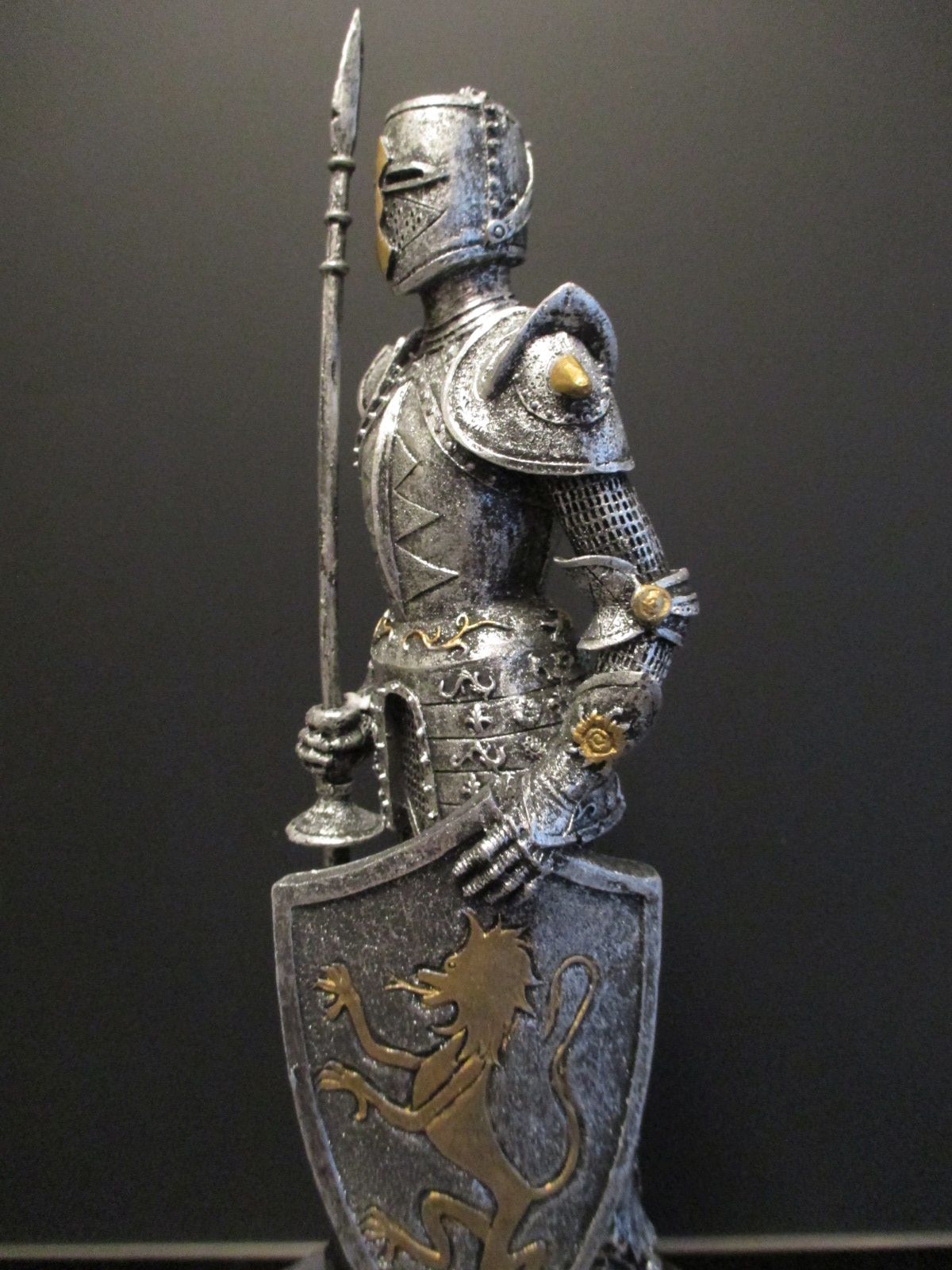 Ritter Mittelalter stehend mit Schwert Schild Poly Figur 29 cm NEW 