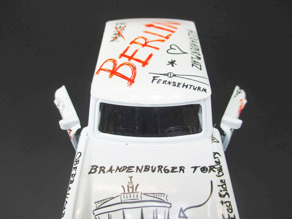 Trabi Trabant Limousine I love Berlin weiß,Modellauto DDR Metall 12 cm,NEU 